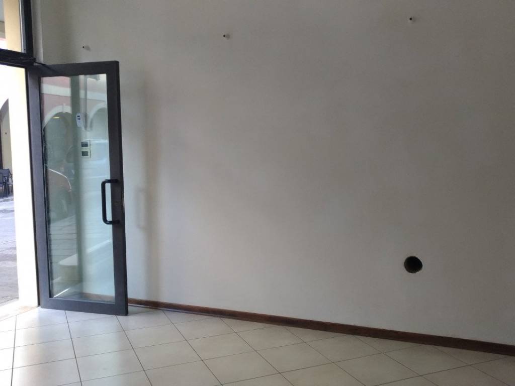negozio in affitto ad Este