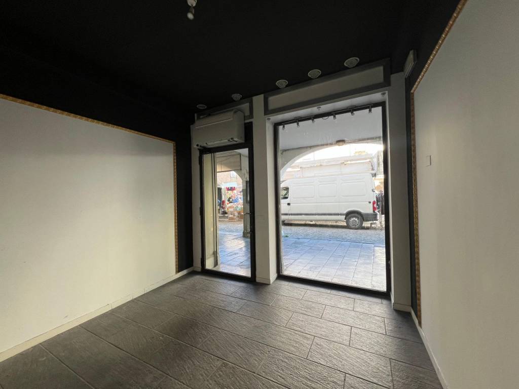 negozio in affitto ad Este