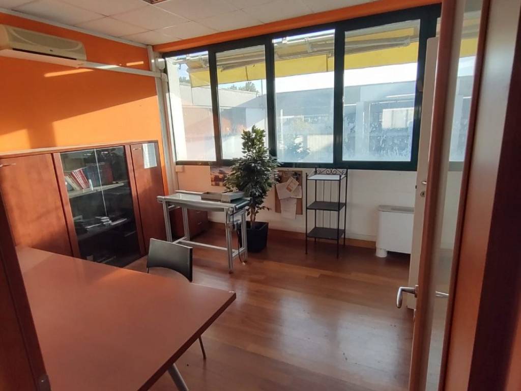 negozio in affitto ad Este