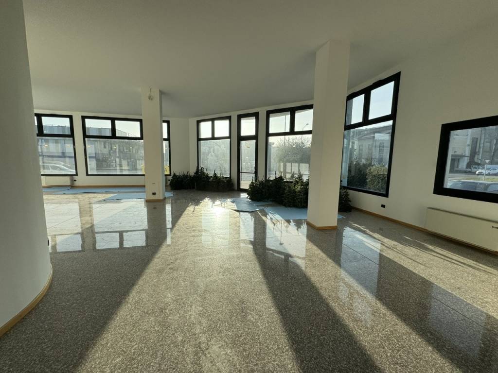 negozio in affitto ad Este