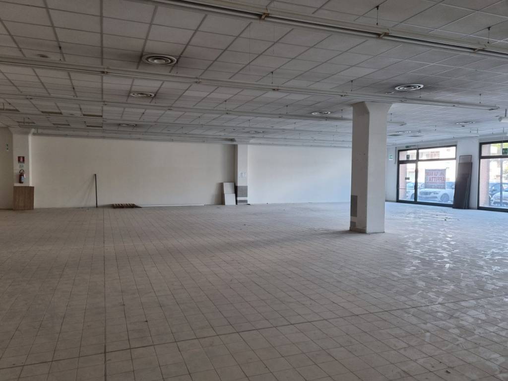 negozio in affitto ad Este