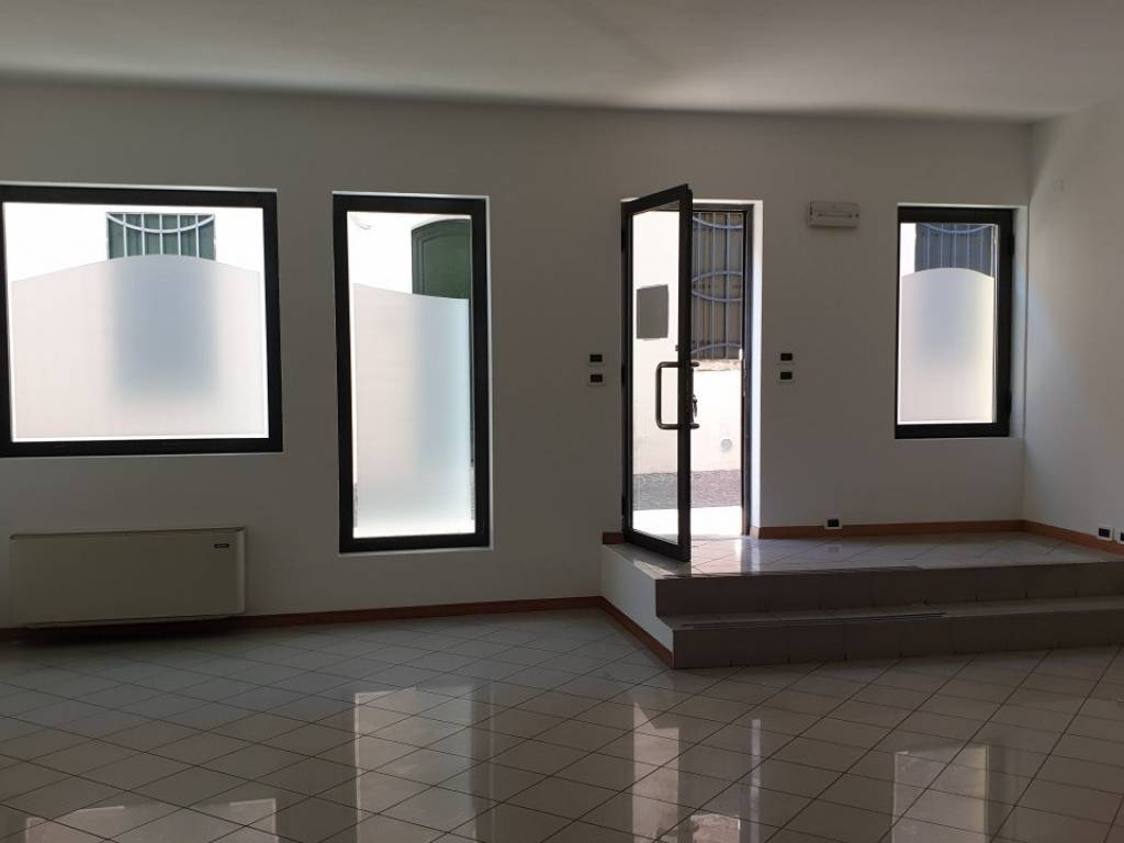 negozio in affitto ad Este