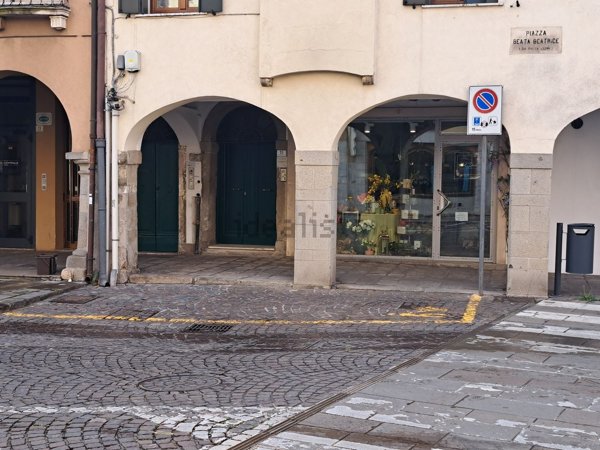 locale commerciale in affitto ad Este
