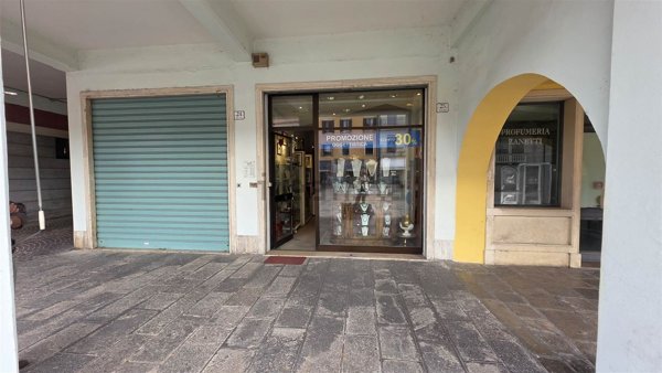 negozio in affitto ad Este