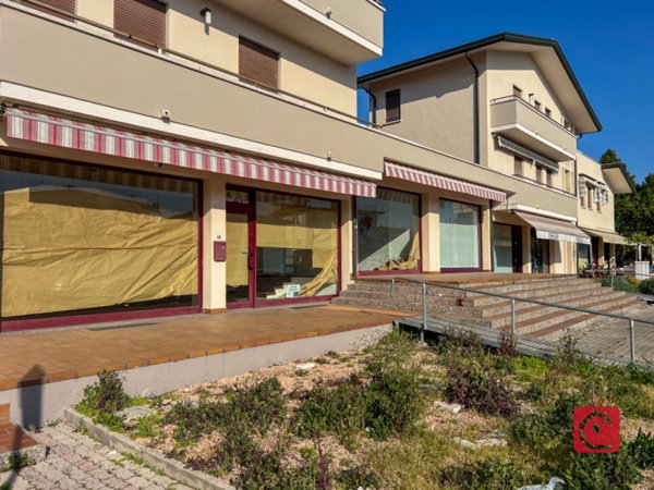 negozio in affitto a Legnaro in zona Volparo