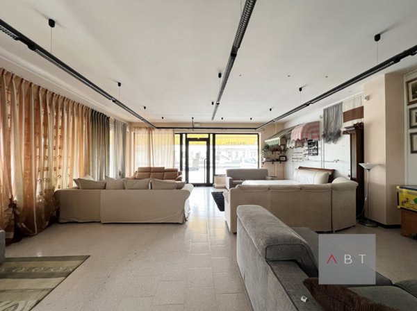 negozio in affitto a Loreggia in zona Loreggiola