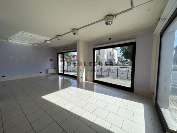 negozio in affitto a Mestrino in zona Lissaro