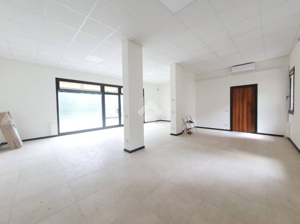 negozio in affitto a Noventa Padovana in zona Noventana