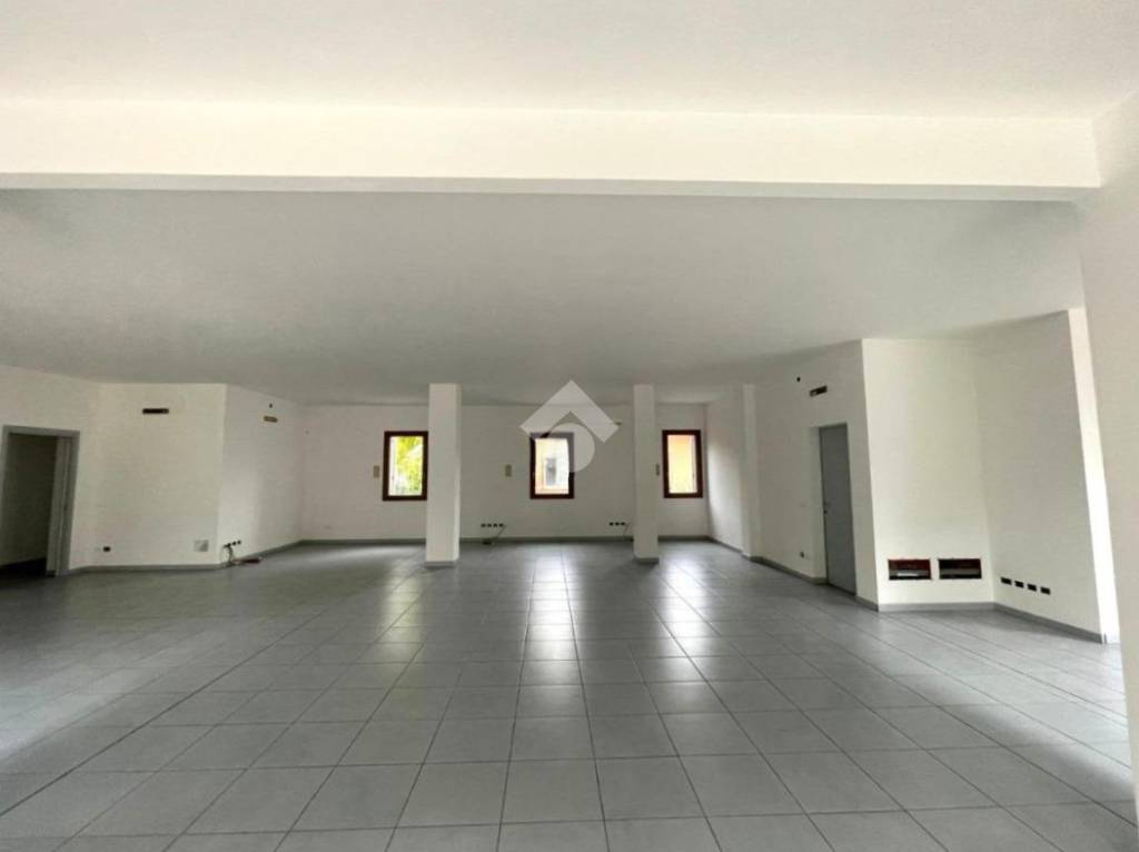 negozio in affitto a Noventa Padovana in zona Noventana