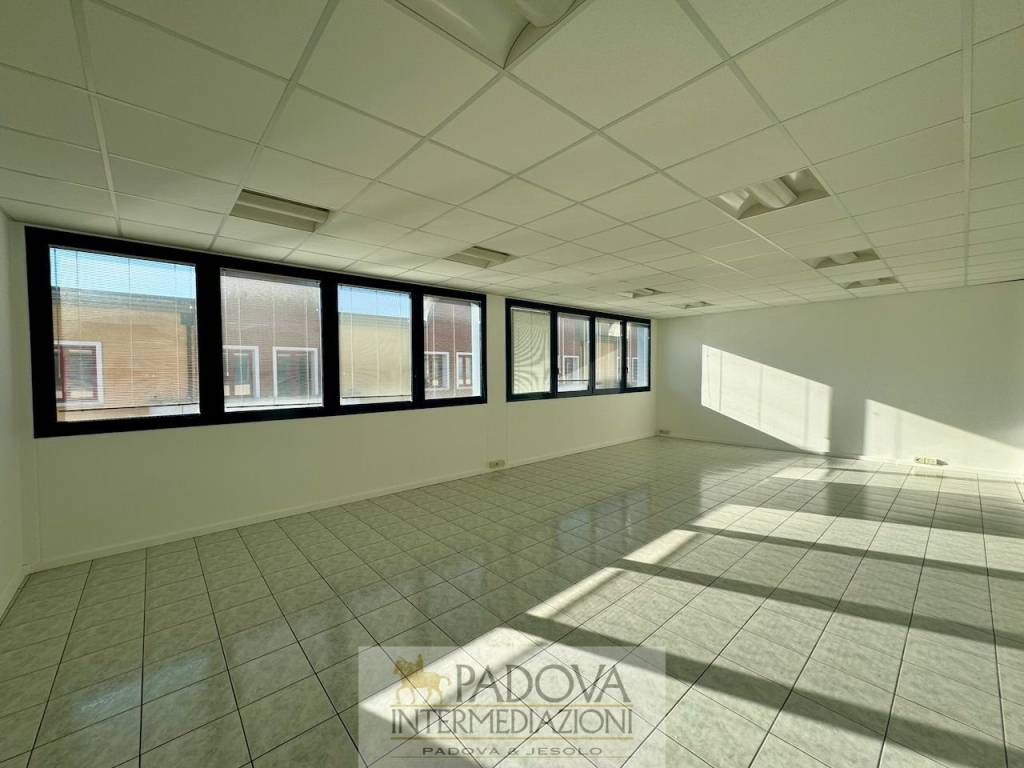 ufficio in affitto a Noventa Padovana in zona Noventana