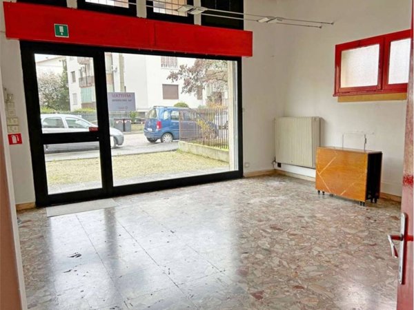 negozio in affitto a Padova in zona Guizza