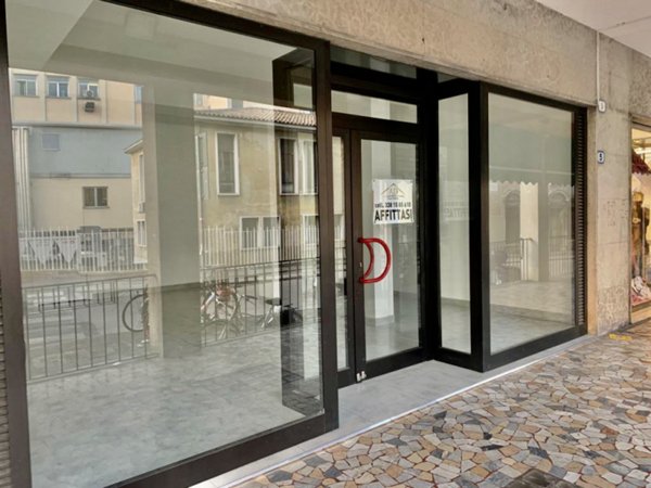 negozio in affitto a Padova