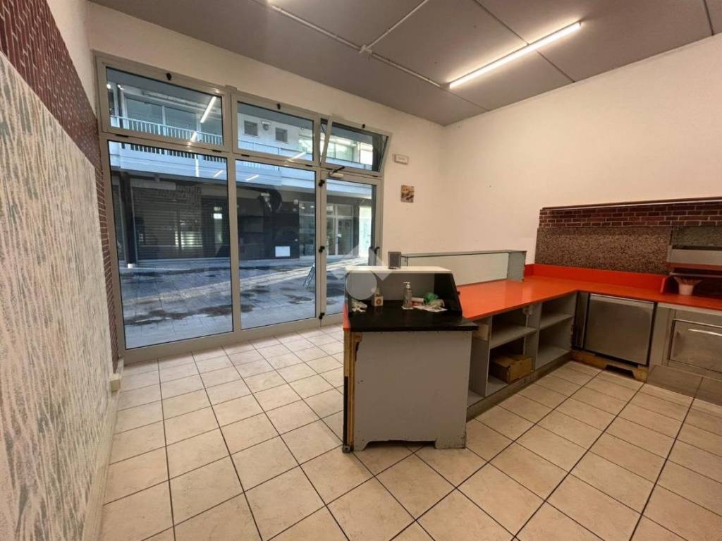 negozio in affitto a Padova in zona Torre