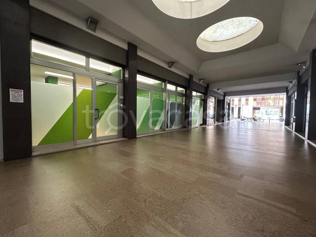 negozio in affitto a Padova