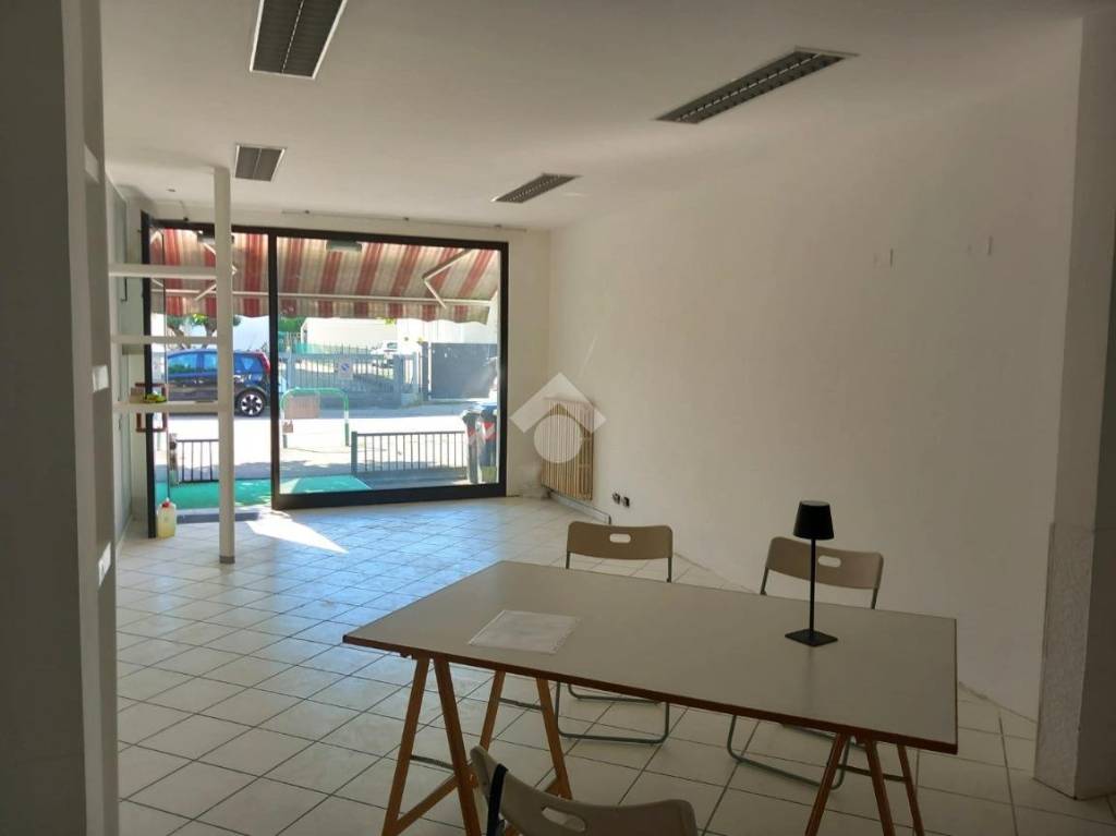 negozio in affitto a Padova in zona Torre