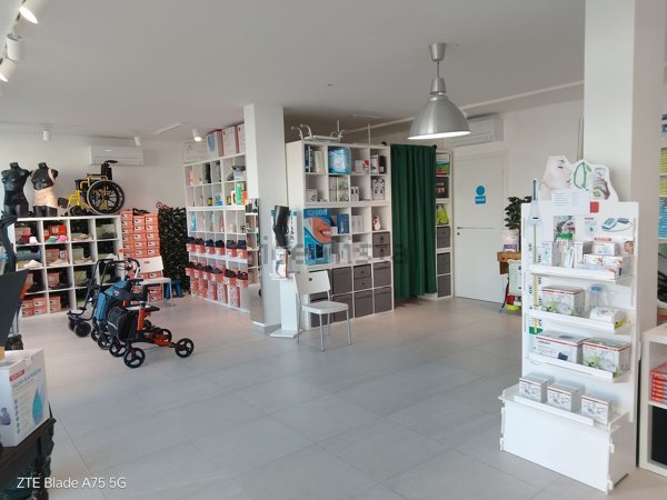 negozio in affitto a Padova