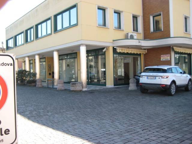 negozio in affitto a Padova in zona Brentelle