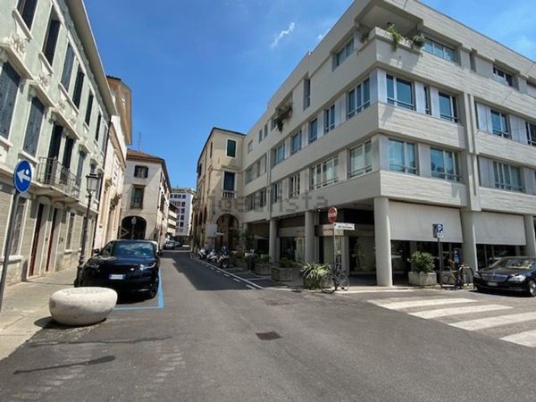 locale commerciale in affitto a Padova