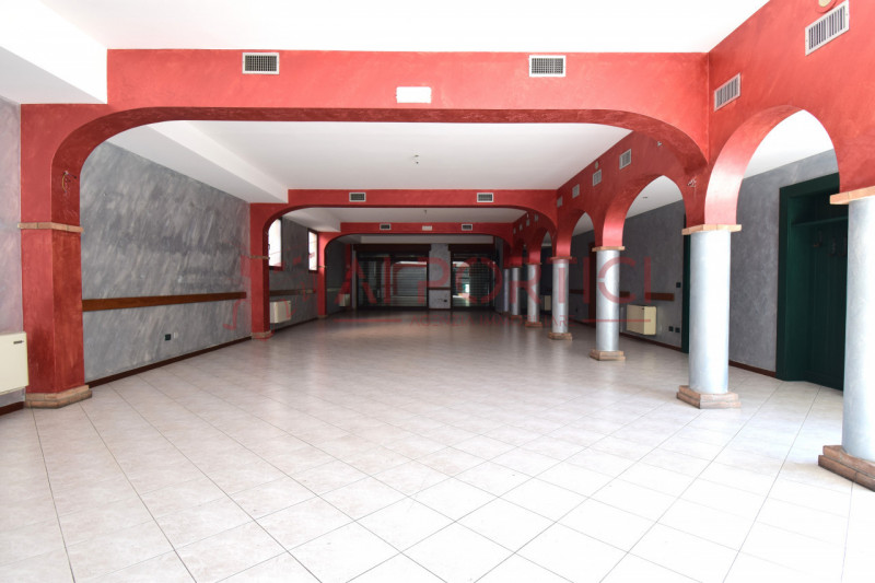 negozio in affitto a Piove di Sacco in zona Corte