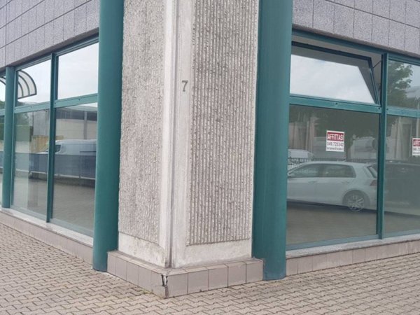negozio in affitto a Ponte San Nicolò in zona Roncaglia