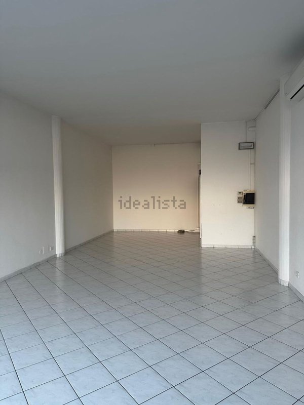 negozio in affitto a Ponte San Nicolò in zona Roncaglia