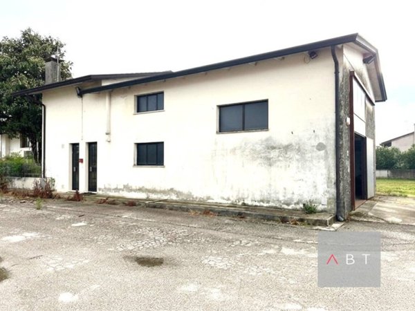 locale commerciale in affitto a San Giorgio delle Pertiche in zona Arsego