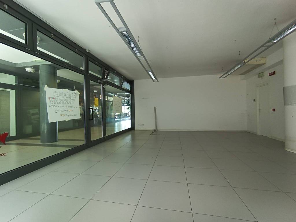 negozio in affitto a Selvazzano Dentro in zona San Domenico