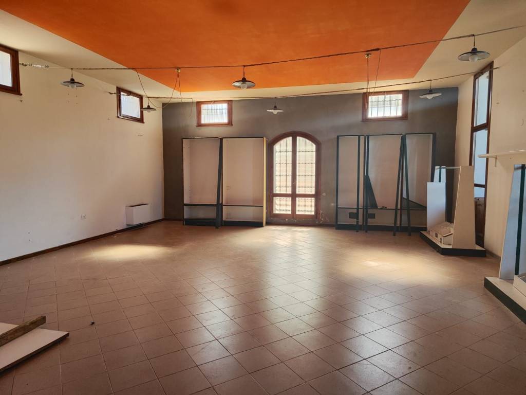 negozio in affitto a Teolo in zona Treponti