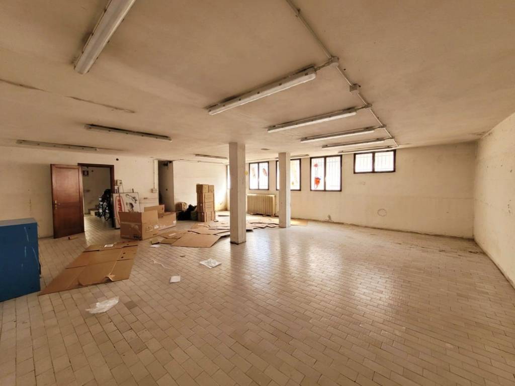 locale commerciale in affitto a Torreglia