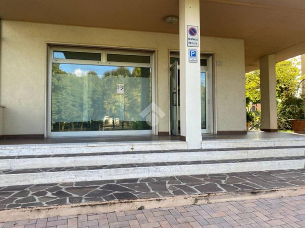 locale commerciale in affitto a Tribano