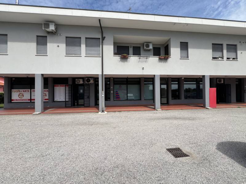 negozio in affitto a Due Carrare in zona Terradura