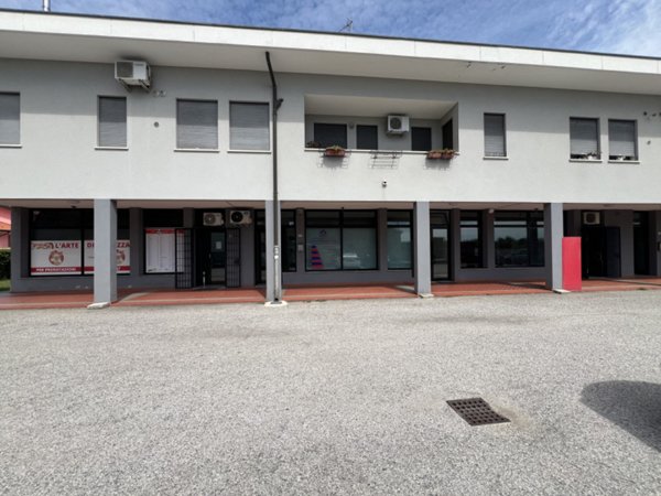 negozio in affitto a Due Carrare in zona Terradura
