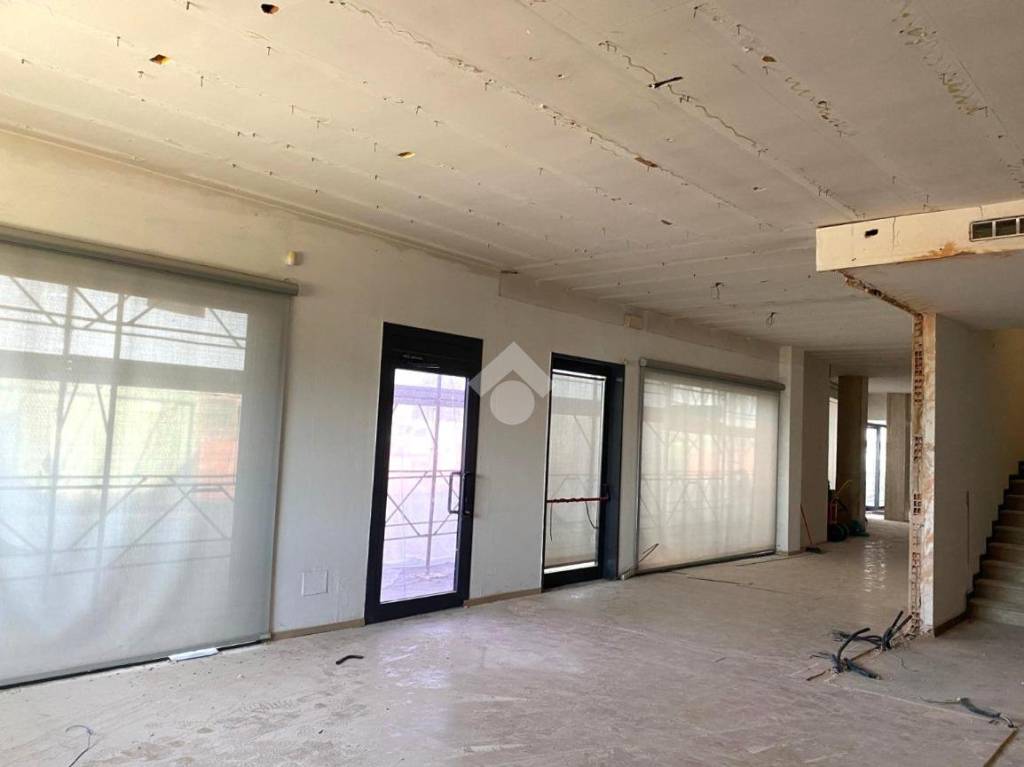 negozio in affitto a Due Carrare