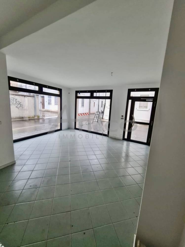 negozio in affitto ad Adria