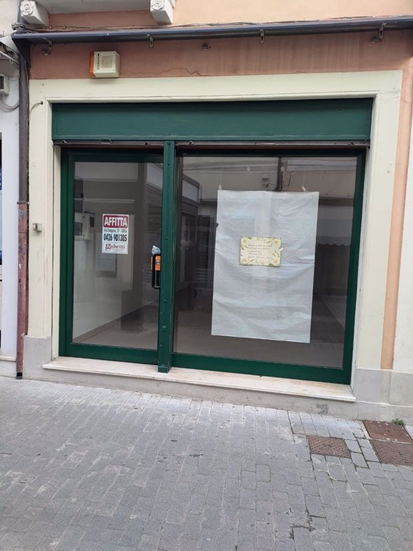 negozio in affitto ad Adria