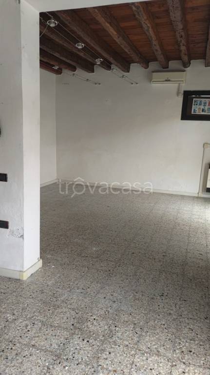 negozio in affitto ad Adria