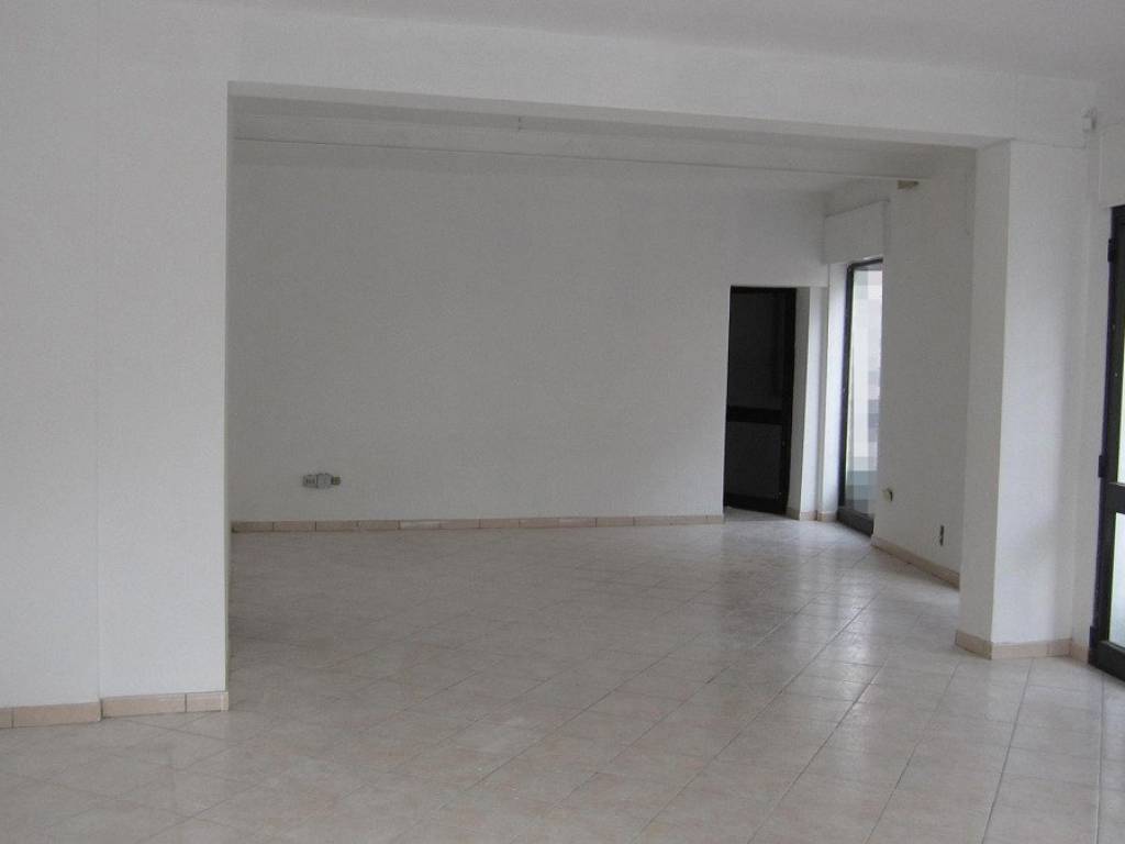 negozio in affitto ad Adria