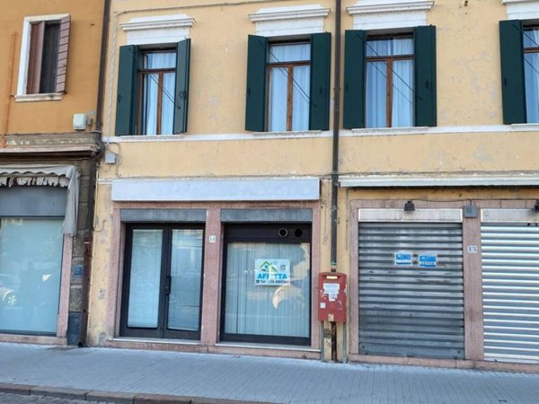 negozio in affitto ad Adria