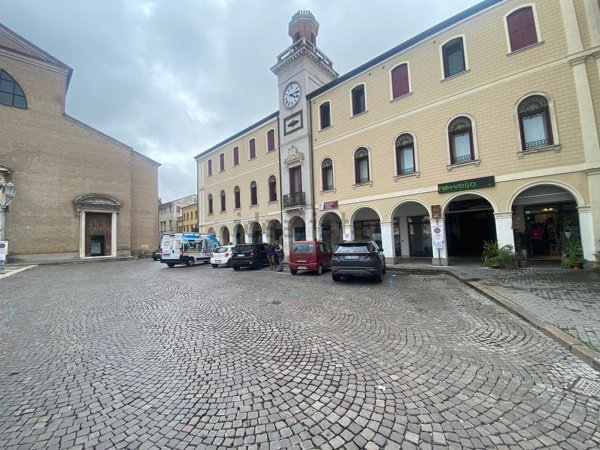 negozio in affitto ad Adria