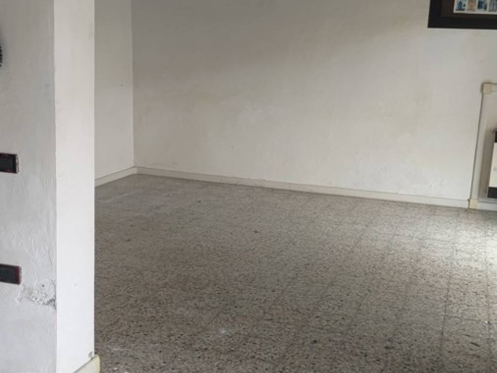 negozio in affitto ad Adria