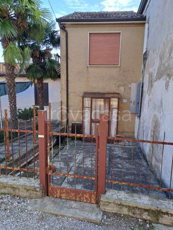 casa semindipendente in affitto ad Adria in zona Bottrighe