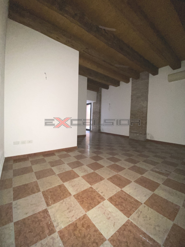 negozio in affitto ad Adria