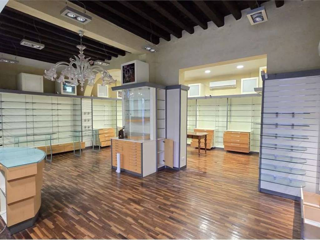 negozio in affitto ad Adria