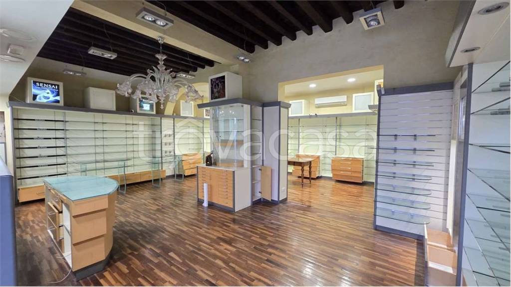 negozio in affitto ad Adria