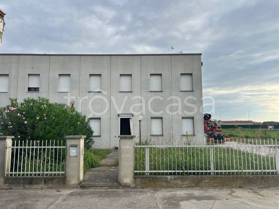 locale commerciale in affitto ad Occhiobello in zona Santa Maria Maddalena