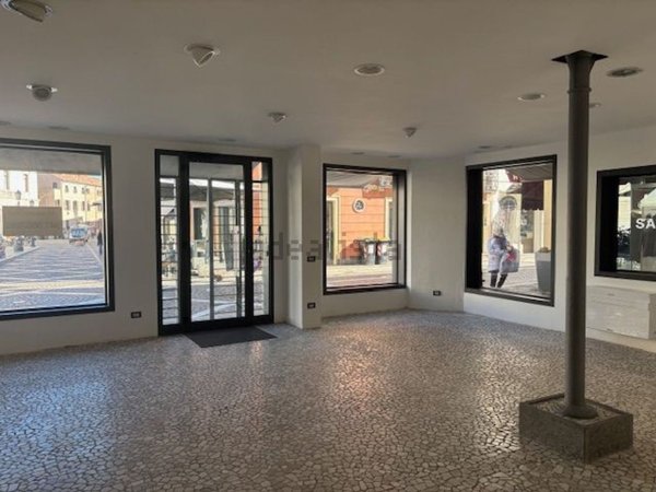 locale commerciale in affitto a Rovigo in zona Centro Storico
