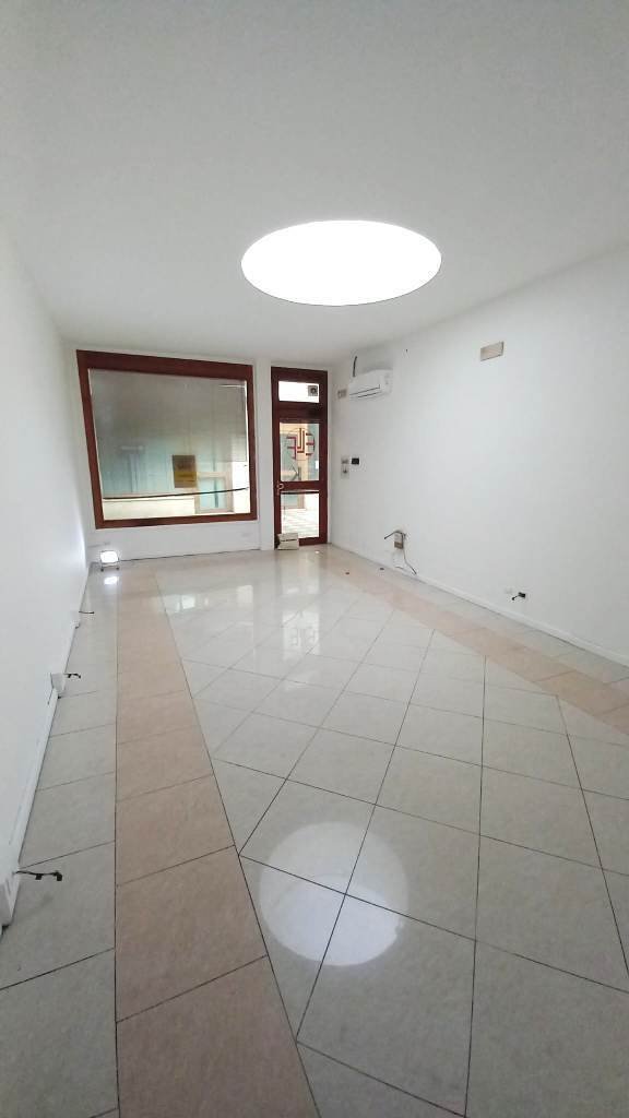 locale commerciale in affitto a Rovigo in zona Centro Storico