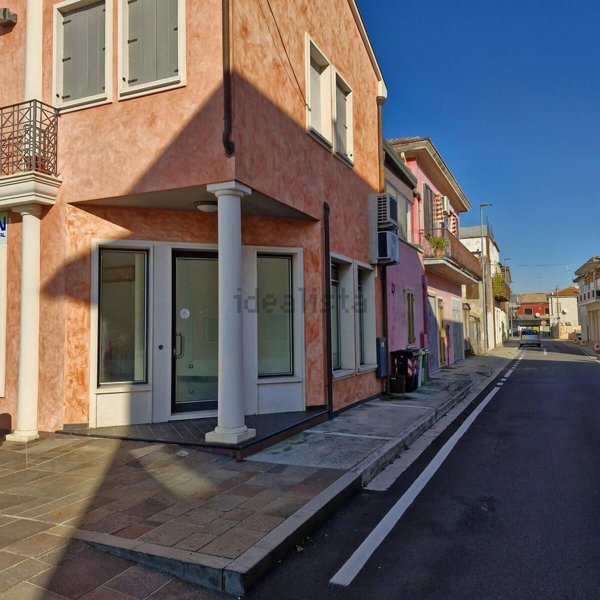 locale commerciale in affitto a Porto Viro