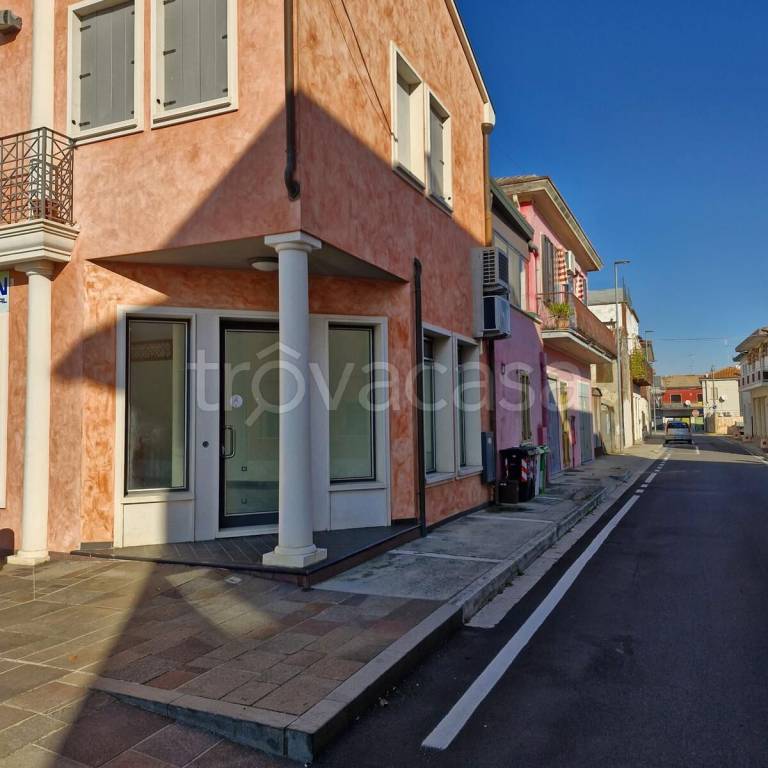 negozio in affitto a Porto Viro