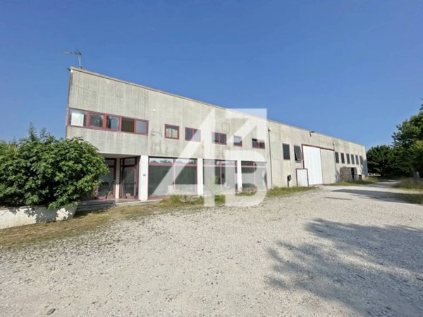 locale commerciale in affitto a Chiopris-Viscone